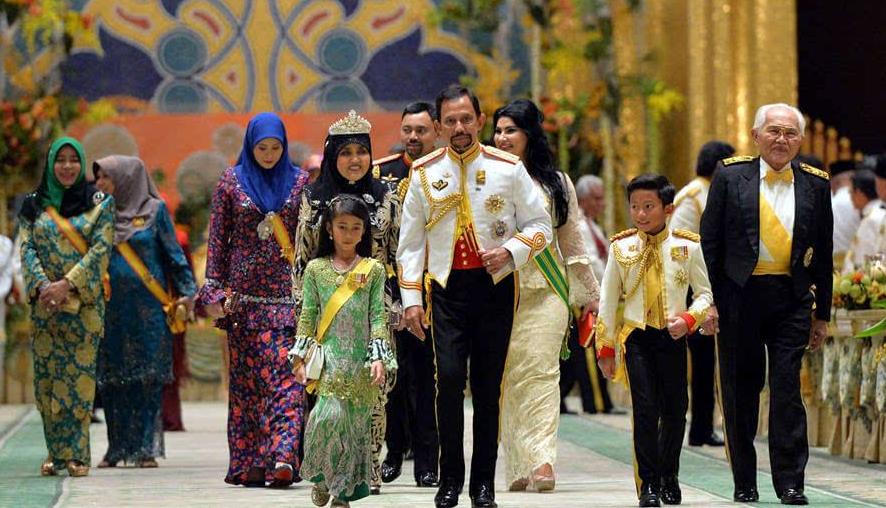 文莱国王疯狂敛财成世界首富,文莱王子挥金如土