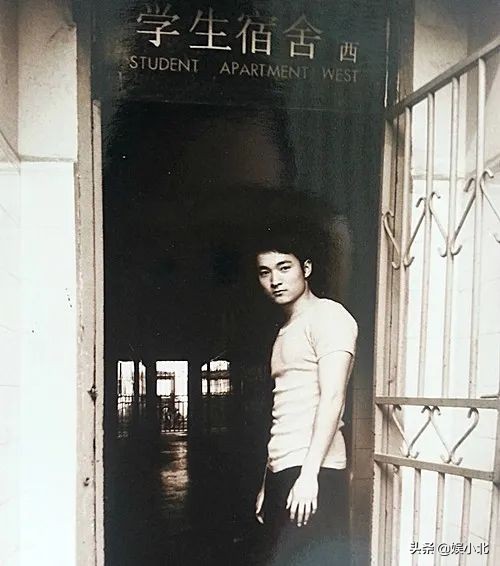 成名后爸爸去世，不婚却爱上小10岁女主播，“吕秀才”的跌宕人生