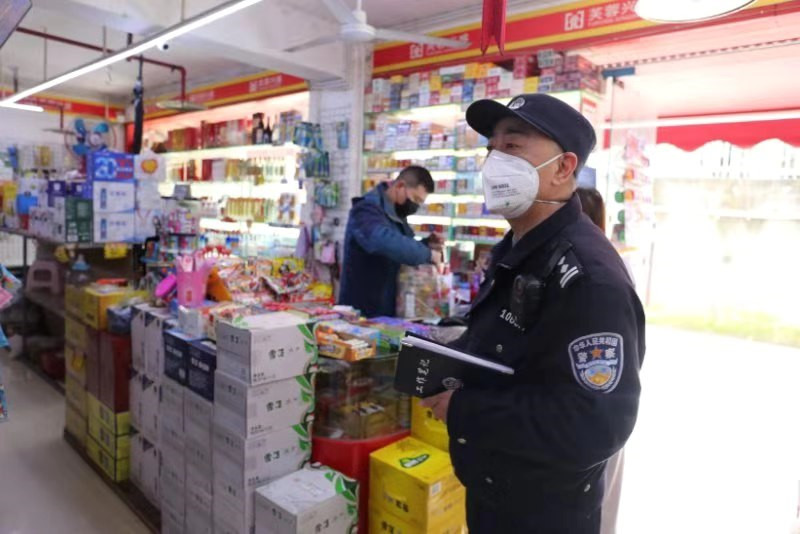 隔离疫情不隔绝温度与服务,隔离不隔爱执勤交警送药暖人心