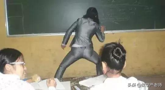 有个搞笑的老师是怎样的体验,幽默的老师是什么体验