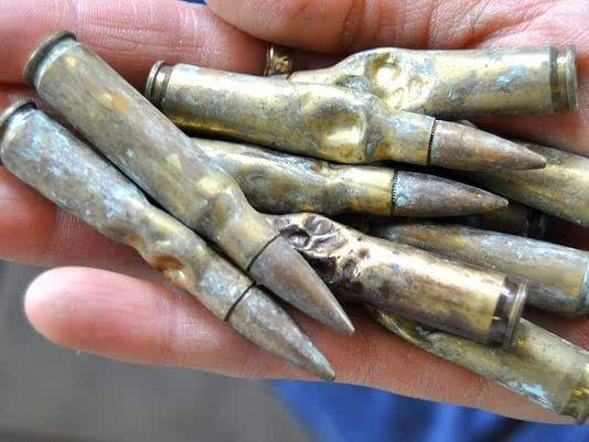 狗狗乱吃咬东西怎么办,怎样训练狗狗不乱吃地上的东西