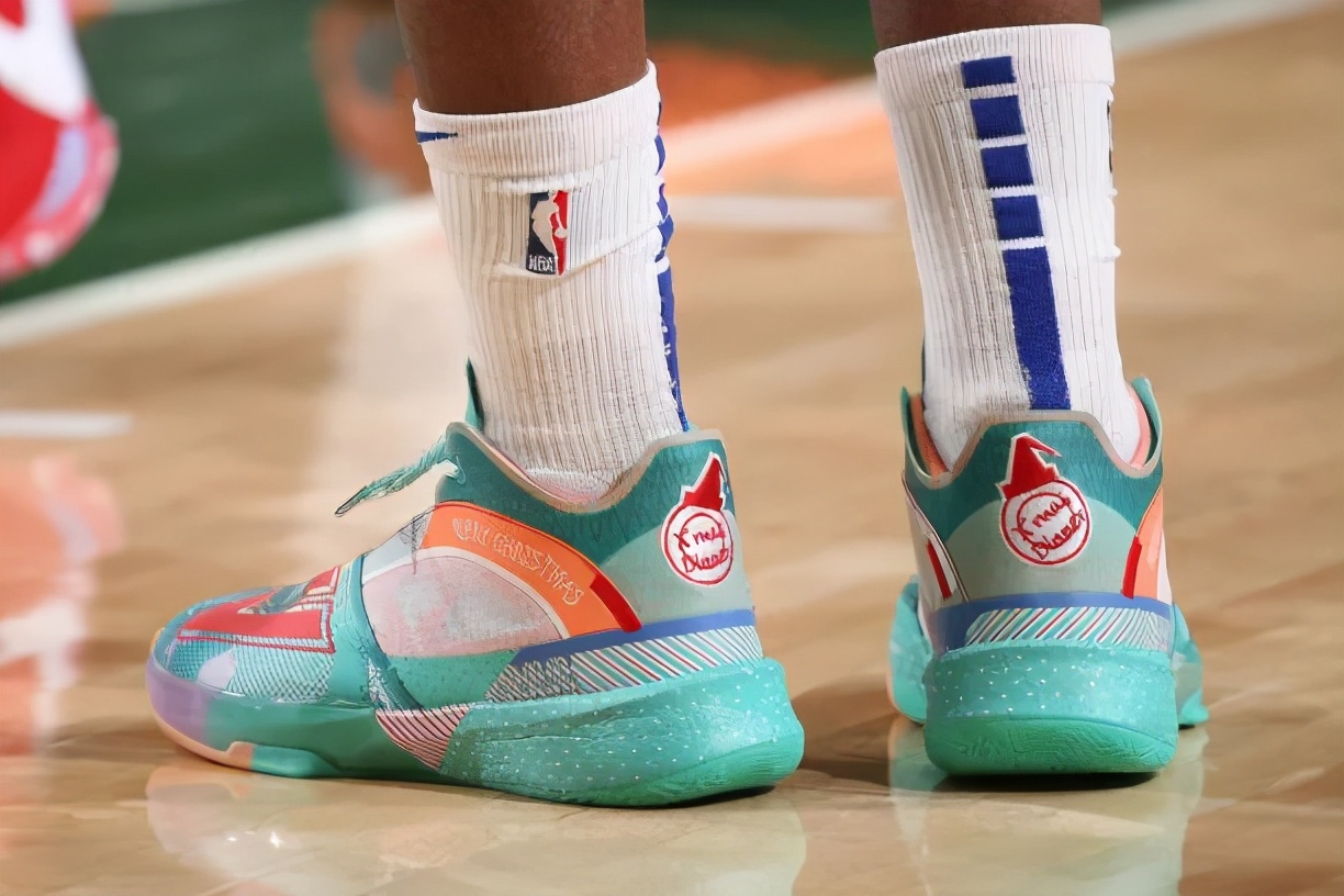 詹姆斯上脚安踏,nba球星上脚的安踏