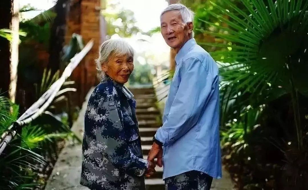 中国首位女空降兵捐款千万,中国首位跳伞女兵再捐七百万