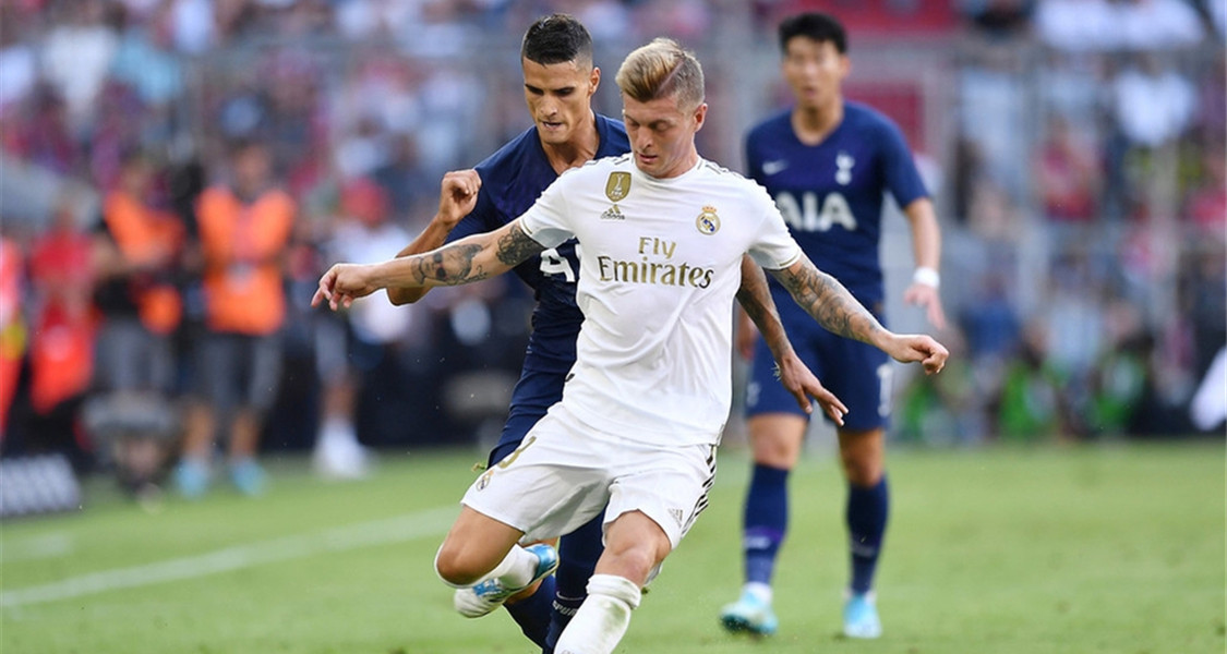 足球大师克罗斯的资料,德国足球名将克罗斯