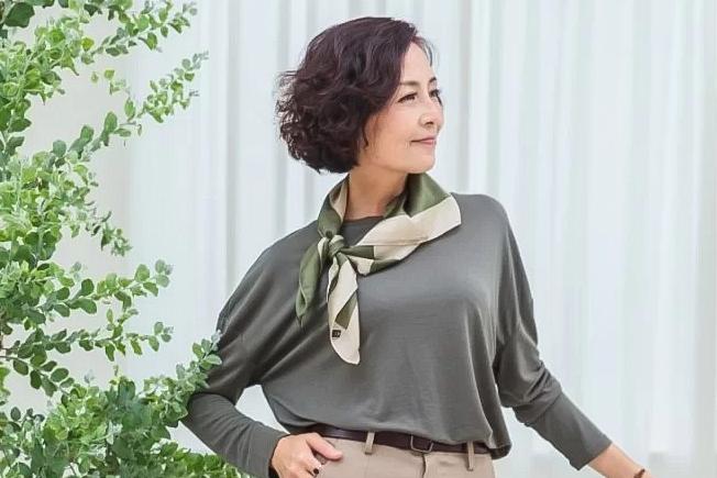 50岁适合什么短发还显年轻,50岁女人留长发好看吗