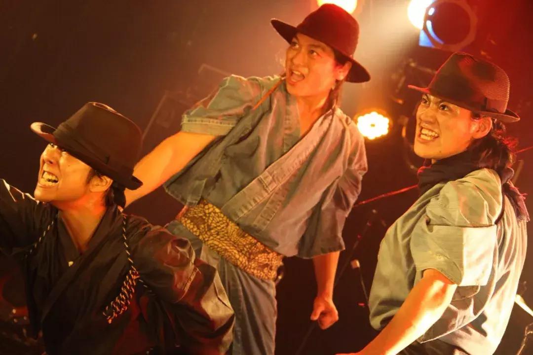 日本街头惊现捡垃圾天团，又酷又中二，网友：我也就看了十几遍吧