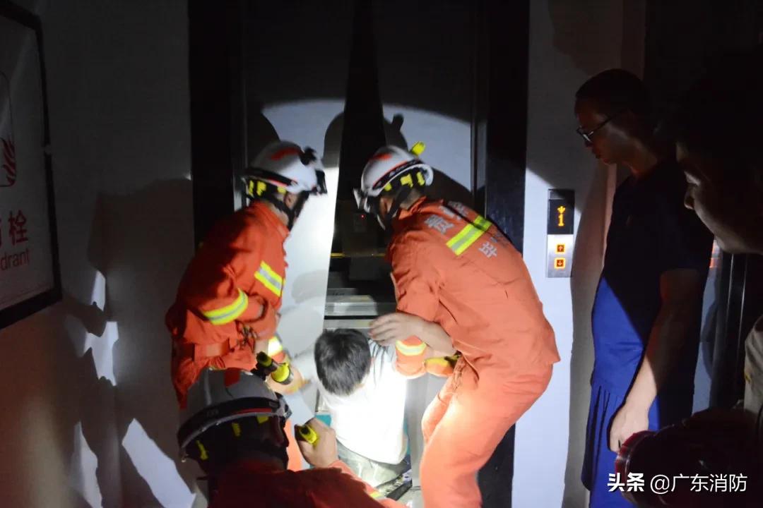 两名男子酒后打闹撞击电梯,致6人被困!