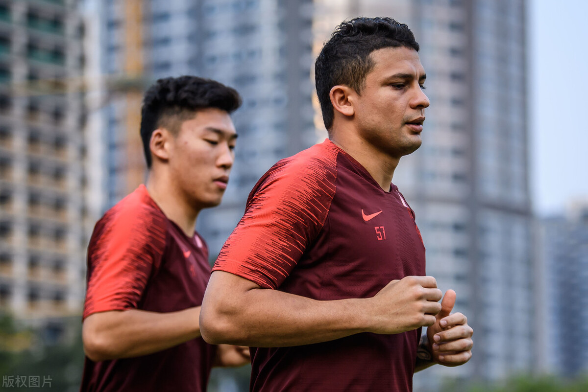 国足集结备战12强赛，集训大名单引争议？理性解读名单与阵容