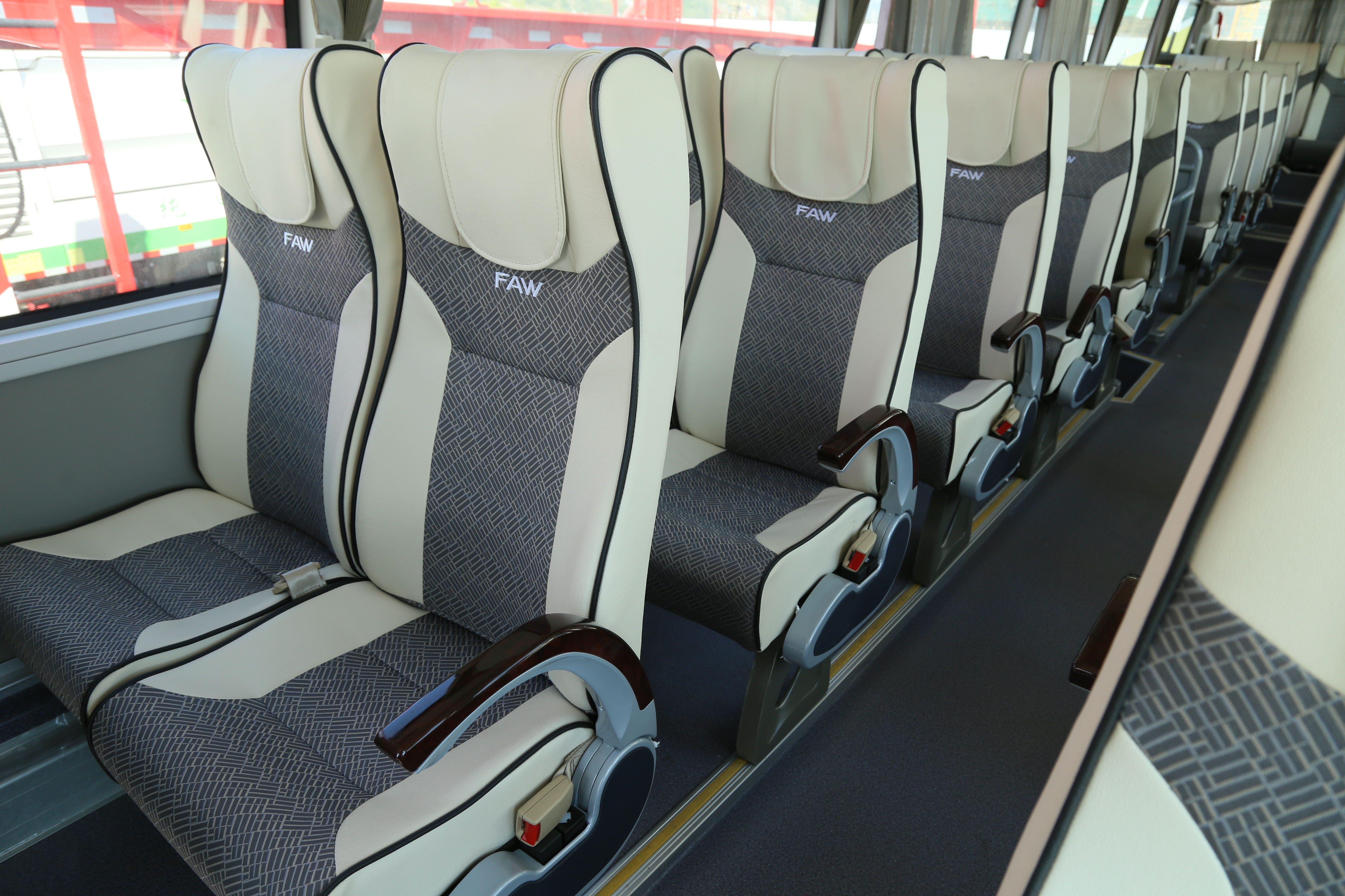 一汽解放还在生产客车吗,一汽解放智慧客车