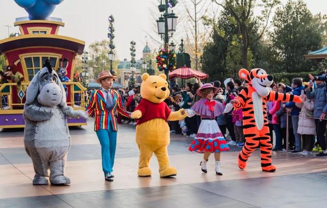 在迪士尼拍到的怪事,迪士尼董事长薪水是普通员工911倍