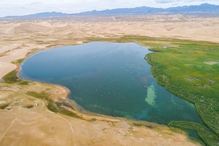 在青海竟私藏着一个比甘肃月牙泉更美的沙漠清泉瀚海明珠金子海