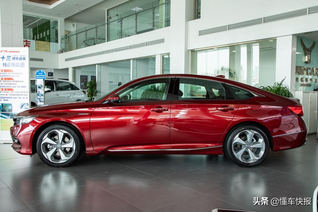 本田雅阁和日产天籁2.0t对比测试,天籁2.0t和雅阁混动怎么选