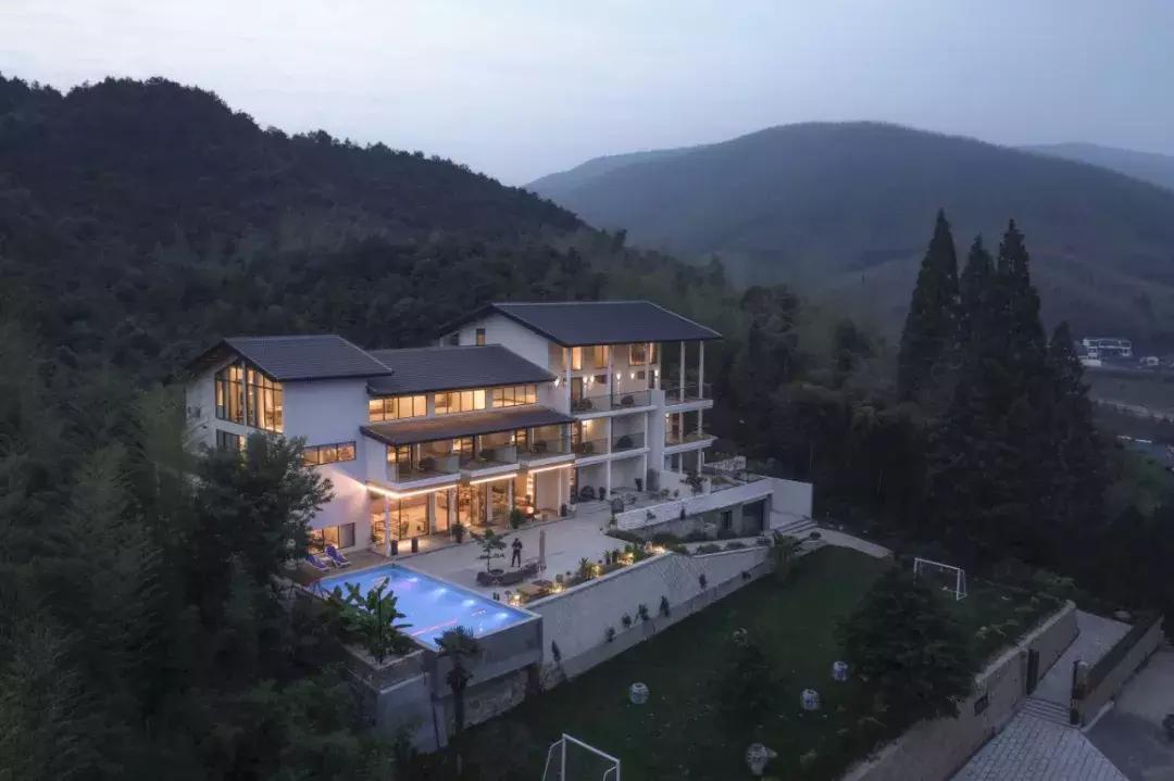 深山废弃的五星级酒店,一个被7万亩竹海包围的树屋酒店