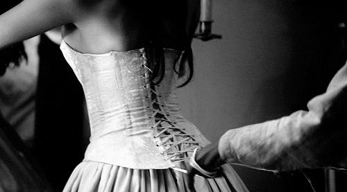 “内脏下垂、子宫脱落、漏尿…”：扒一扒你不知道的网红束腰