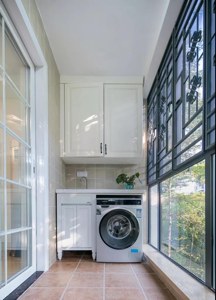 阳台贴什么样的瓷砖好看,没想到瓷砖上面铺地板也这么好看