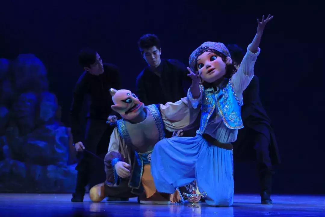 阿拉丁神灯中的飞毯来自于西亚吗,阿拉丁神灯的飞毯是怎么飞起来的