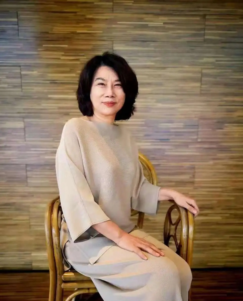 董明珠活明白了！以前只买白菜价打折品，现14万8的项链眼都不眨