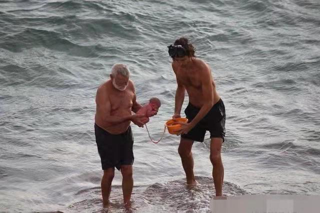 最强产妇走出产房,最霸气产妇生完孩子把老公打住院