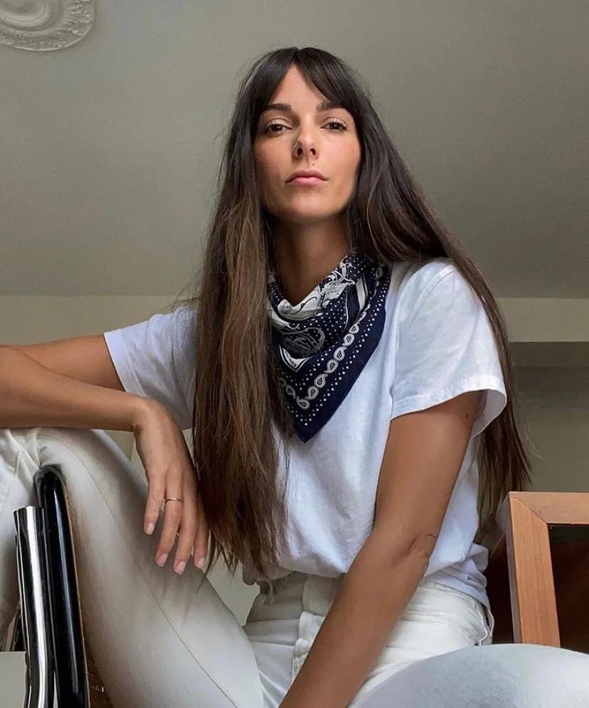 一条方丝巾怎么穿出时尚,素色丝巾的系法大全简单又好看