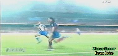 被内马尔踢一脚,内马尔被一群人踢