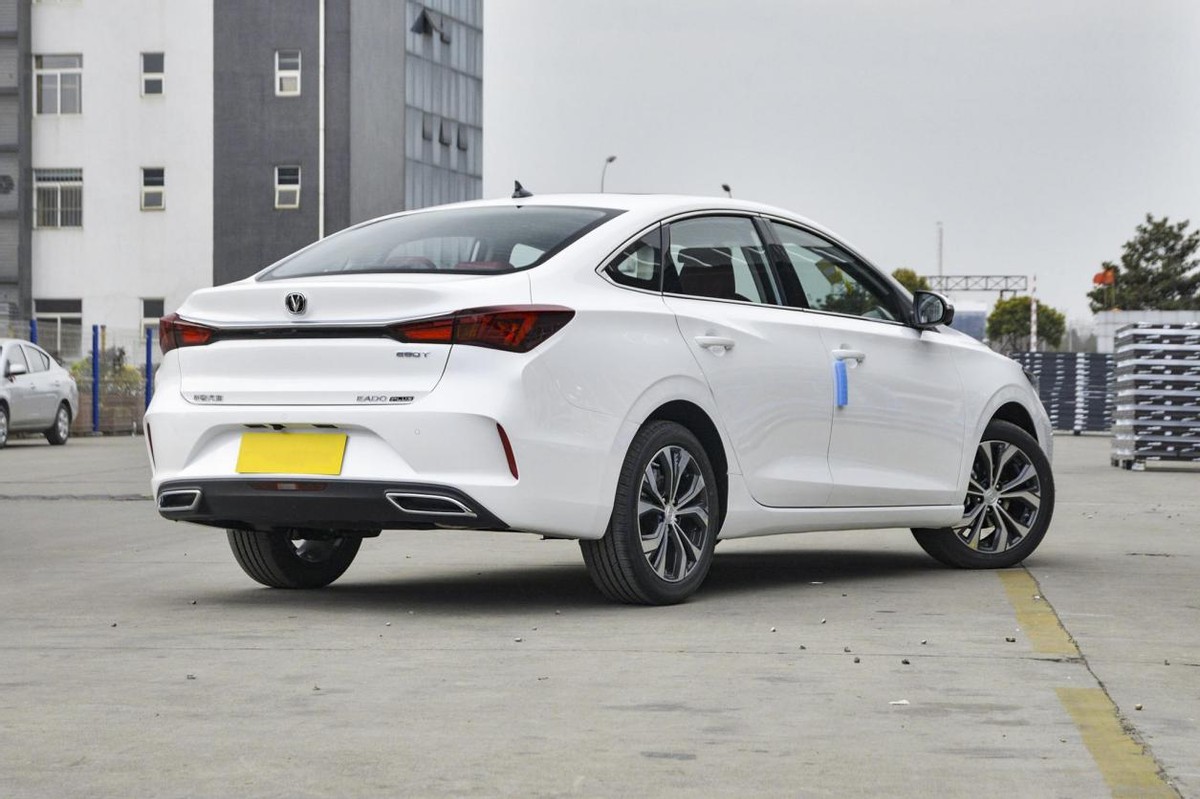 高颜值之选三款平民性能轿车推荐,这两款中级轿车10万的价格你选谁