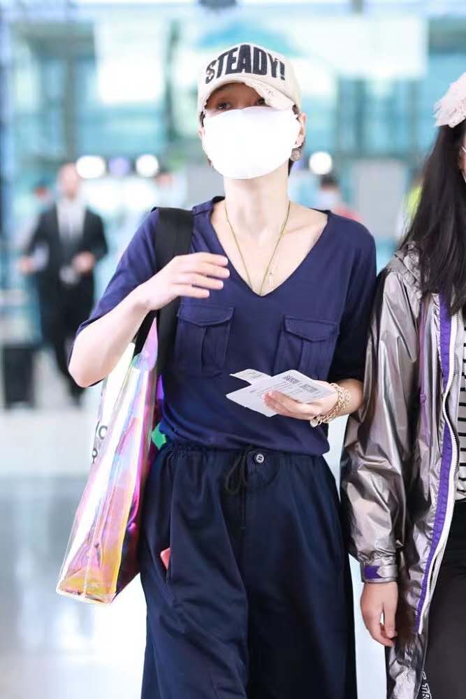 马伊琍穿小白鞋的照片,马伊琍白帽子