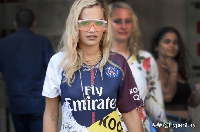 蕾哈娜足球,蕾哈娜在球场