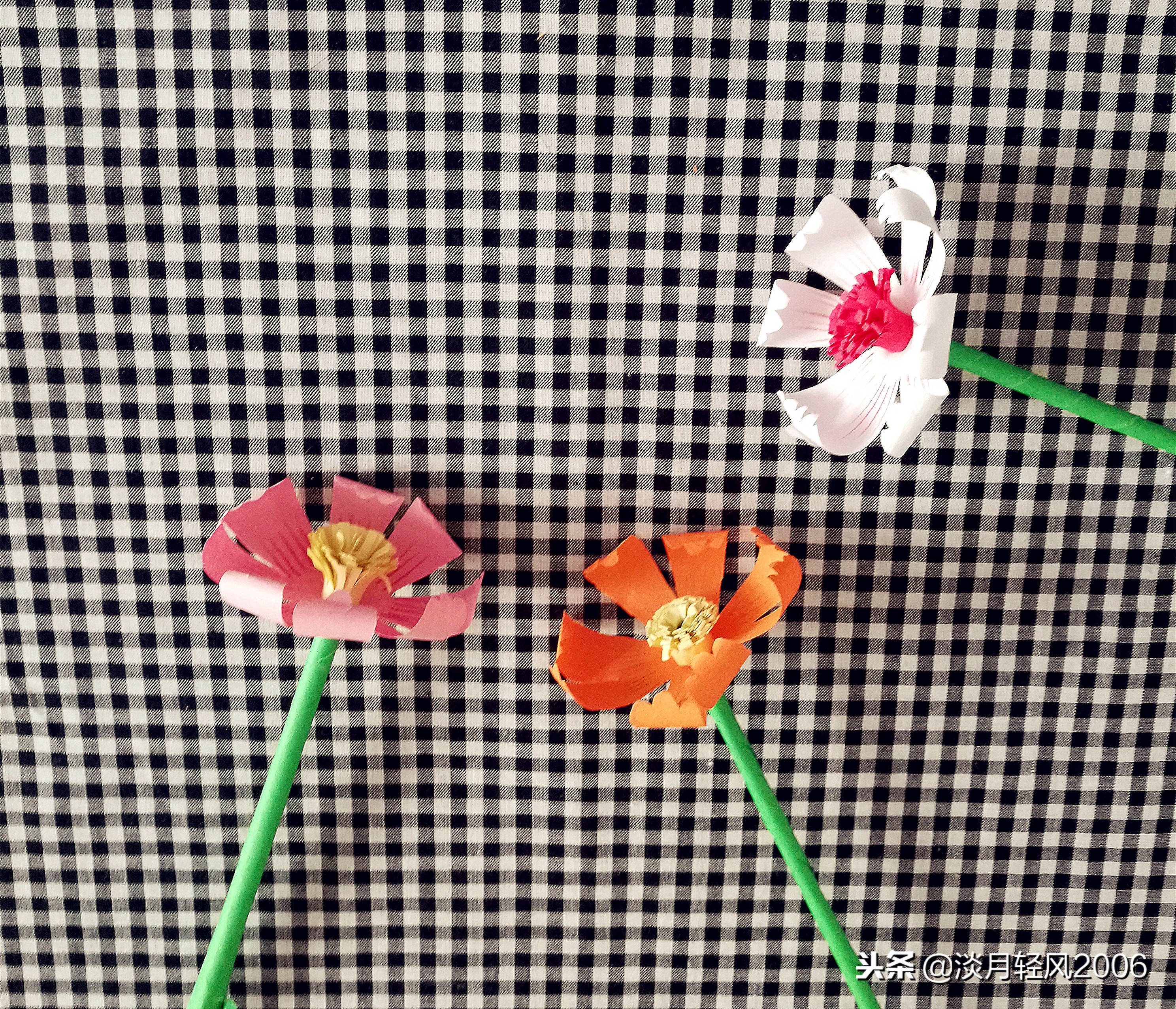 卡纸手工制作小花,用卡纸和棒棒糖做小花送给孩子