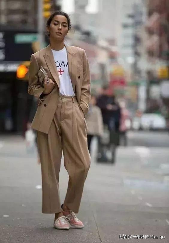 今年秋冬流行穿西装太时髦了,严肃刻板的西装如何穿才能更时髦