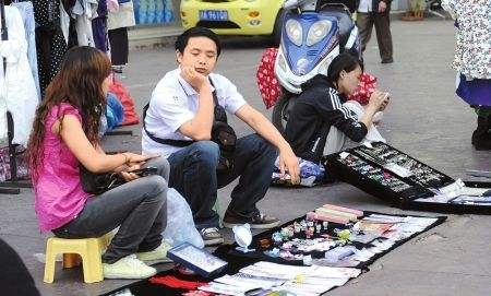 新手摆地摊什么最好卖最赚钱,摆地摊每天能挣1000多地摊经济