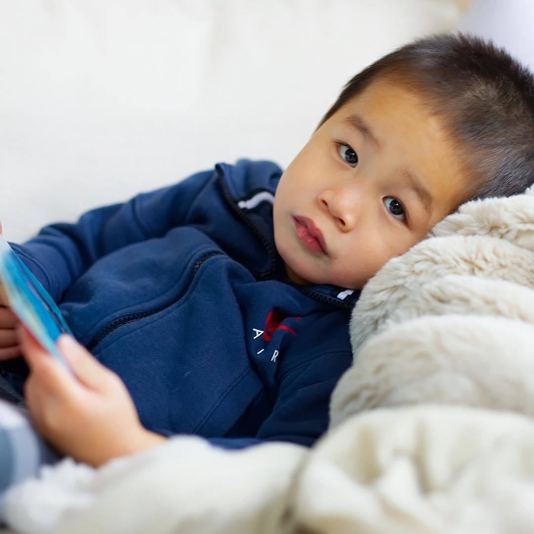 美国网红领养中国残障男孩，疯狂吸血赚钱后就无情抛弃？