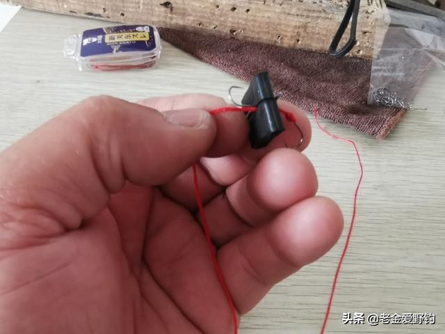 自制绑钩器的绑钩演示,绕线圈自制绑钩器可以绑袖钩