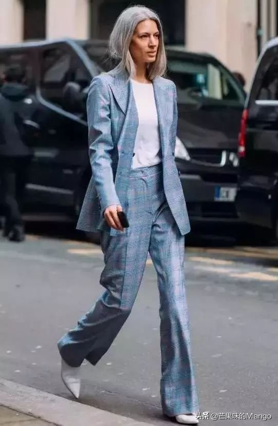 今年秋冬流行穿西装太时髦了,严肃刻板的西装如何穿才能更时髦
