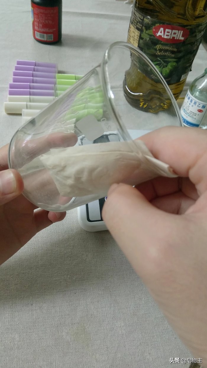 自制薄荷润唇膏简单教程,技能改变生活教程