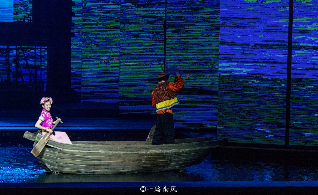 美女介绍丽江千古情景区,丽江千古情景区人多吗