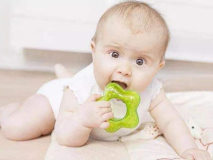 宝宝长牙竟这么痛苦？孩子正在出牙期，这么做才能缓解出牙痛