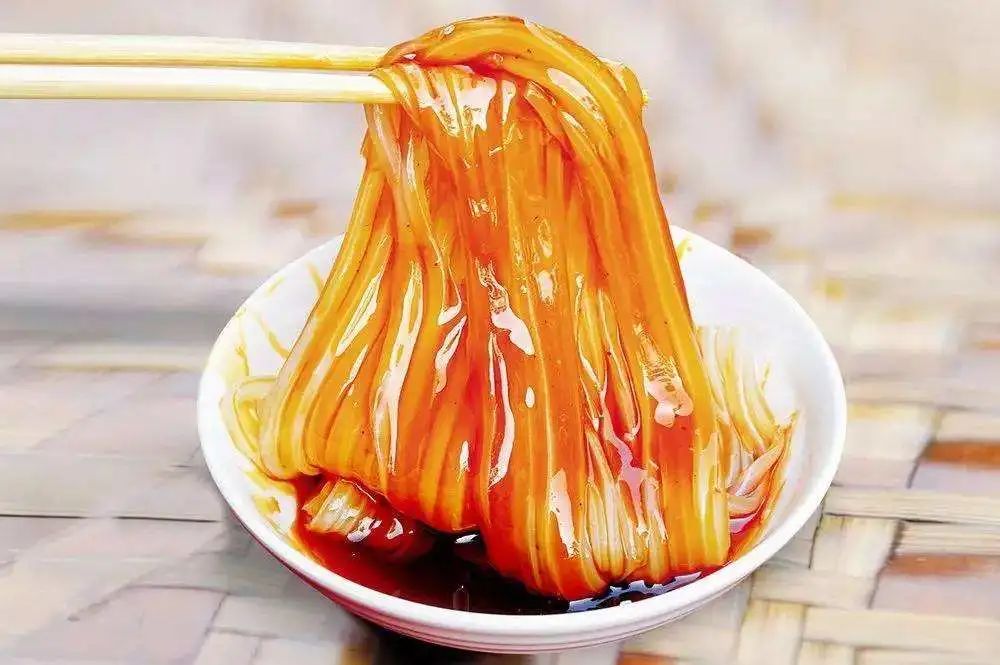 70岁老人卖凉粉视频,70岁老夫妻月入4千