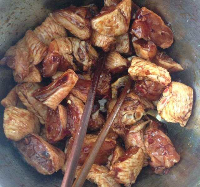 红烧鸡块有点柴怎么回事,红烧鸡块和可乐鸡块哪个好吃