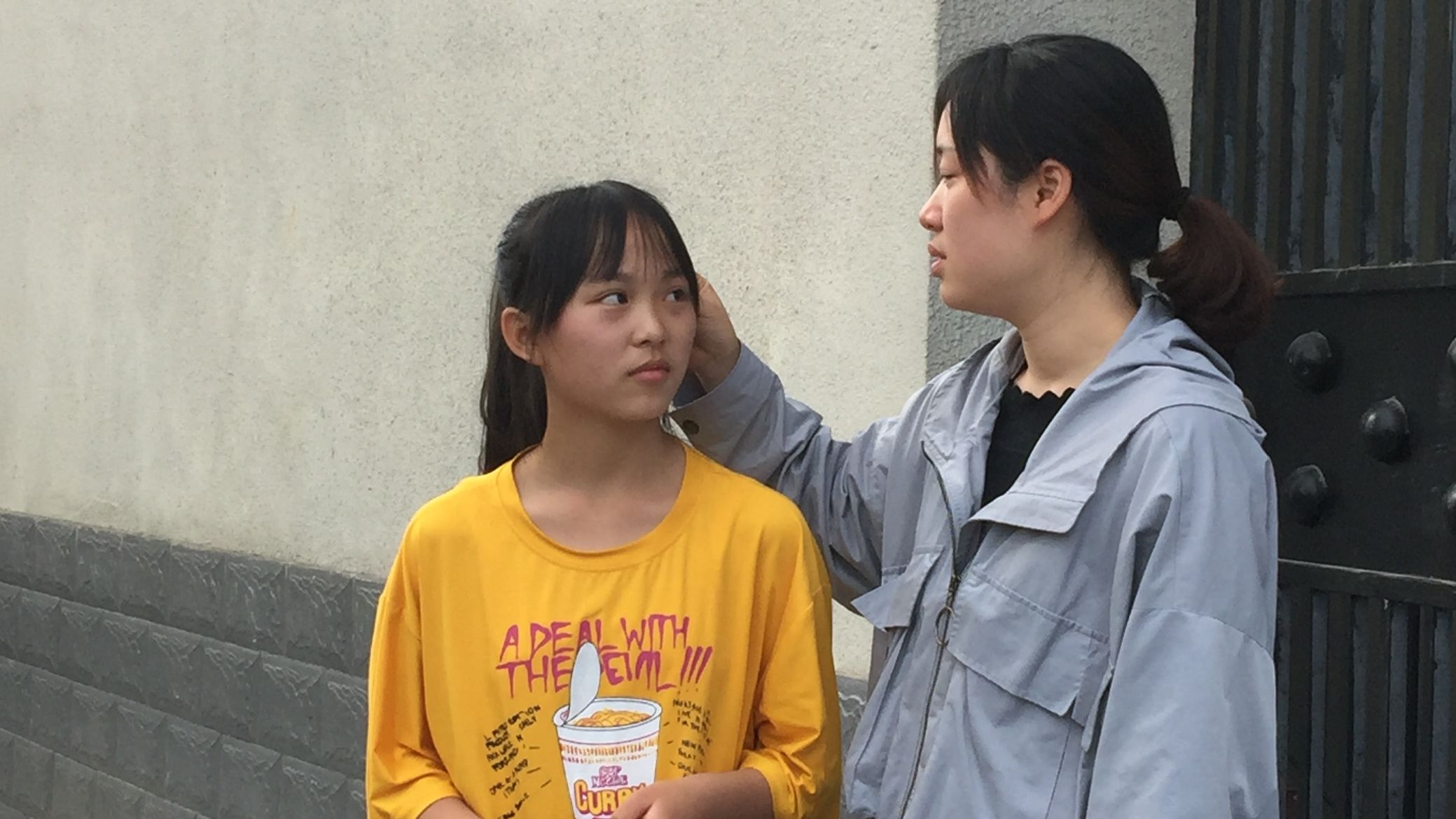 大山里的孩子上学没鞋穿,山里的孩子上学穿不起鞋