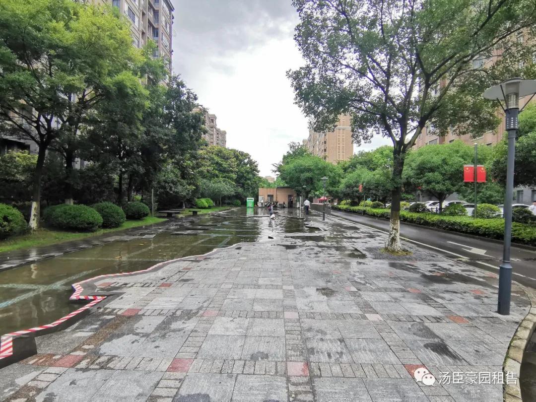 张江汤臣豪园四期新出精装修三房,业主自住保养不错,诚售1800W