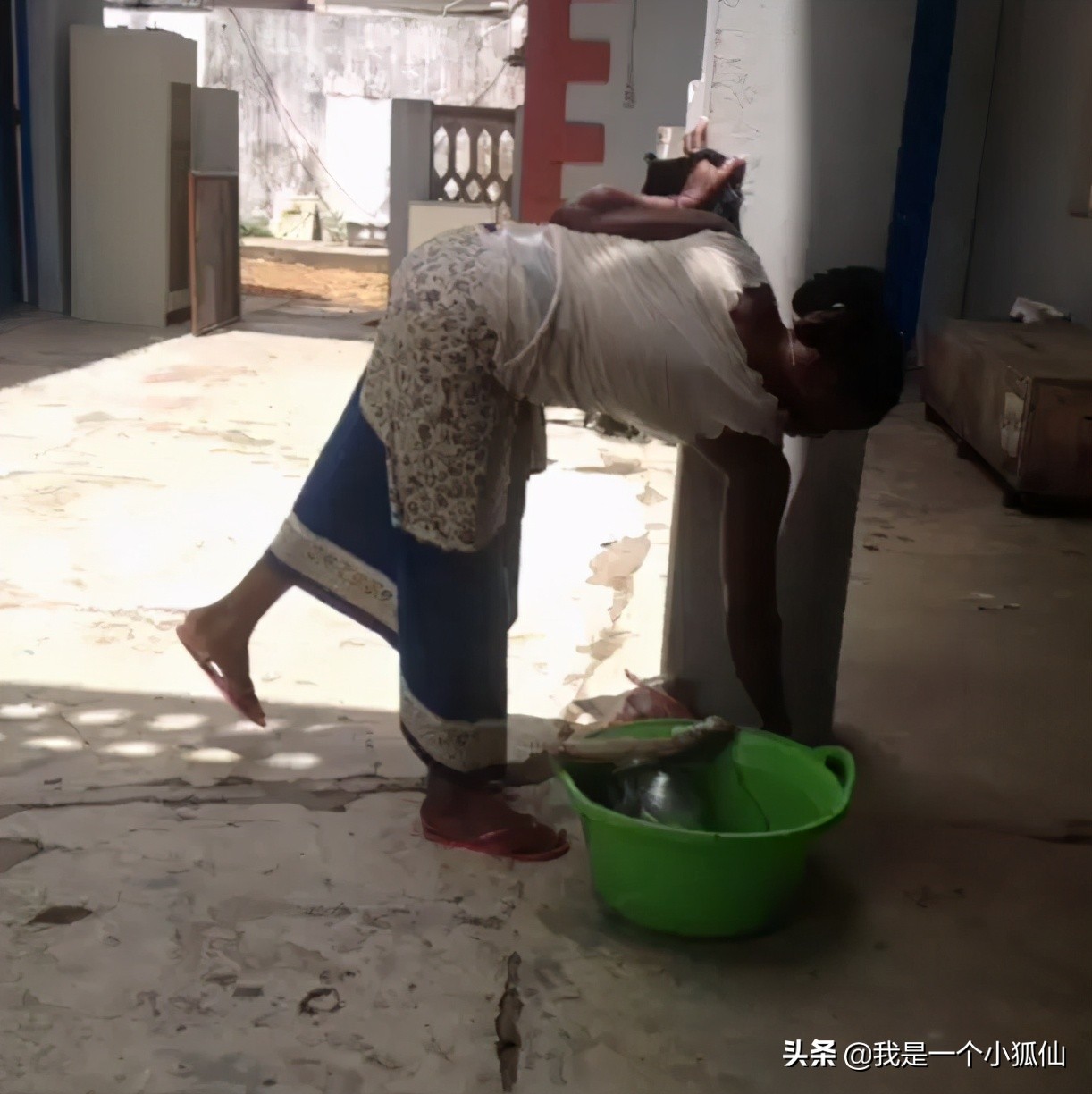 非洲黑人女人躺在长椅上问我要钱我在非洲安哥拉的日子137