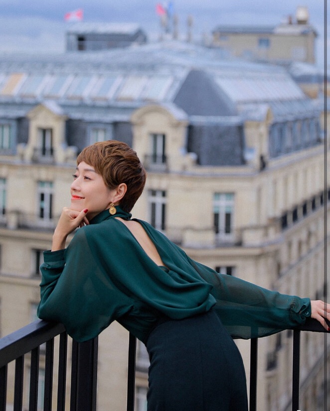 马伊琍简直是气质女神，墨绿色雪纺衫配半裙，尽显知性优雅感