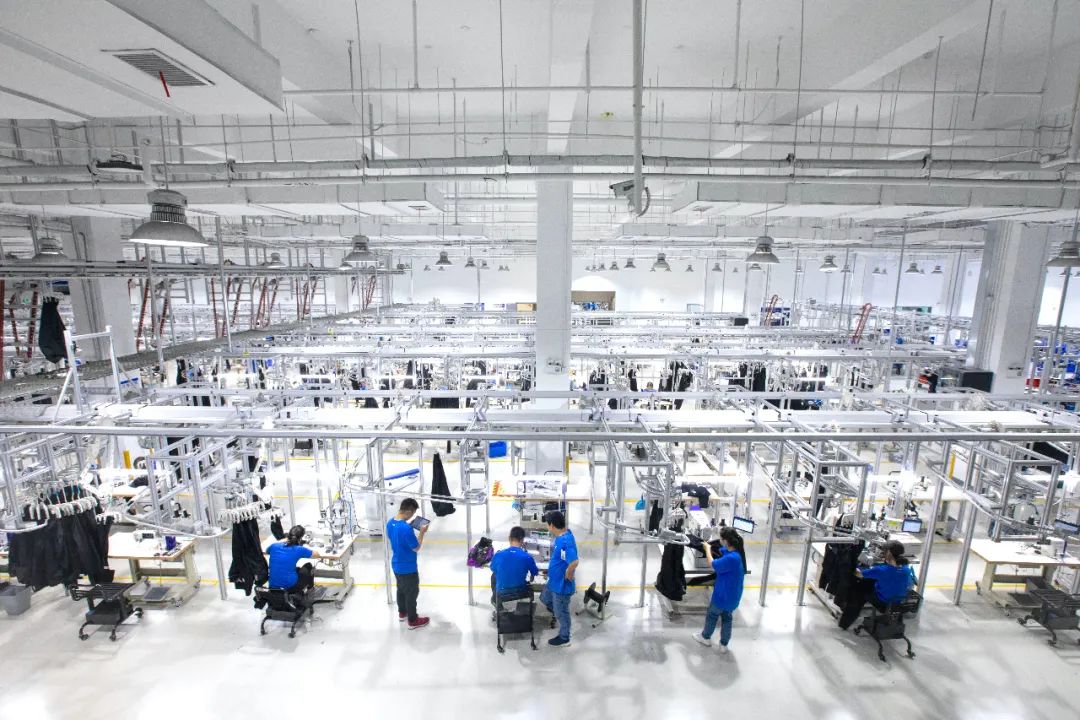 工厂车间夜间灯火辉煌,灯火通明的生产车间