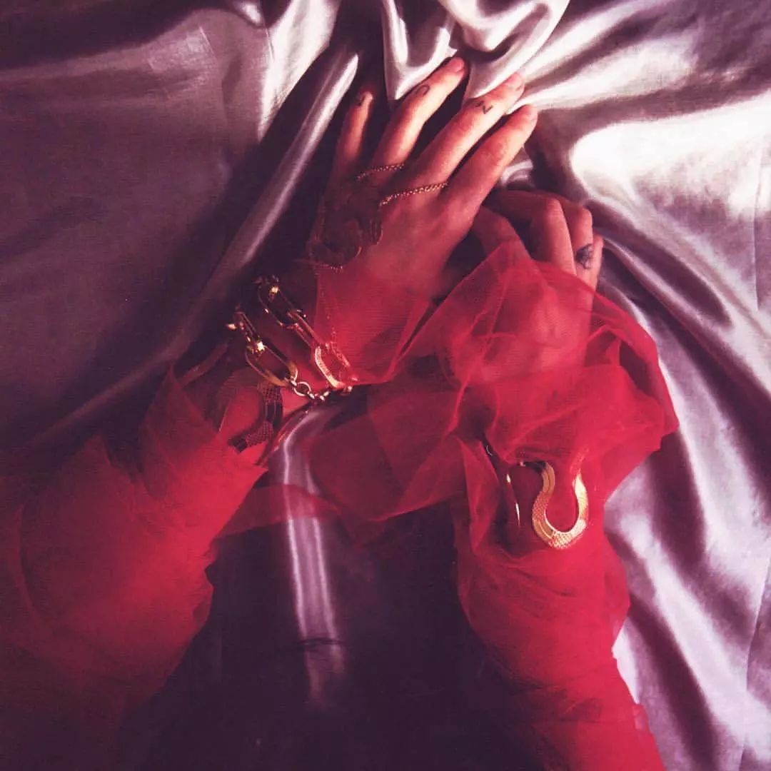 我太太太难了！项链戴在脖子上还做错了？