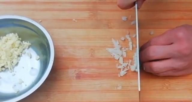 剁椒酱太咸蒸鱼料汁的调法,买回来的剁椒酱太咸了怎么办