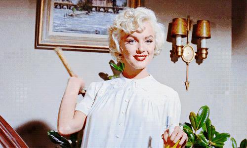 奥黛丽赫本跟玛丽莲梦露谁更美,奥黛丽赫本和玛丽莲梦露年轻照片