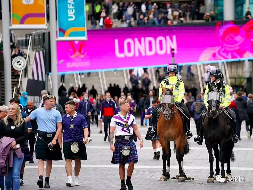 街头斗殴、醉酒裸奔...一大波短裙男子不顾警告涌入伦敦