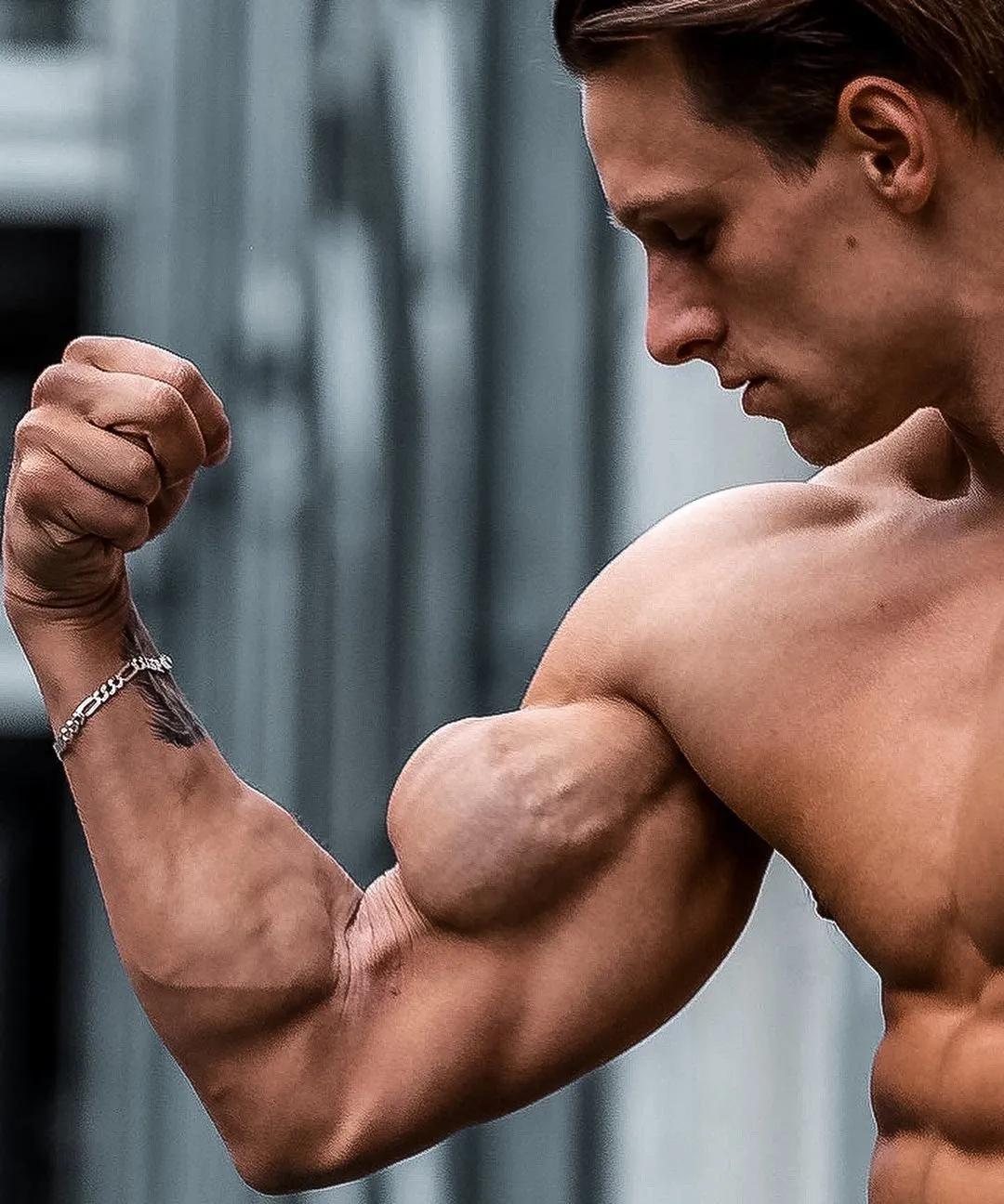 90后奶爸搞怪哄娃,肌肉奶爸带娃路人反应