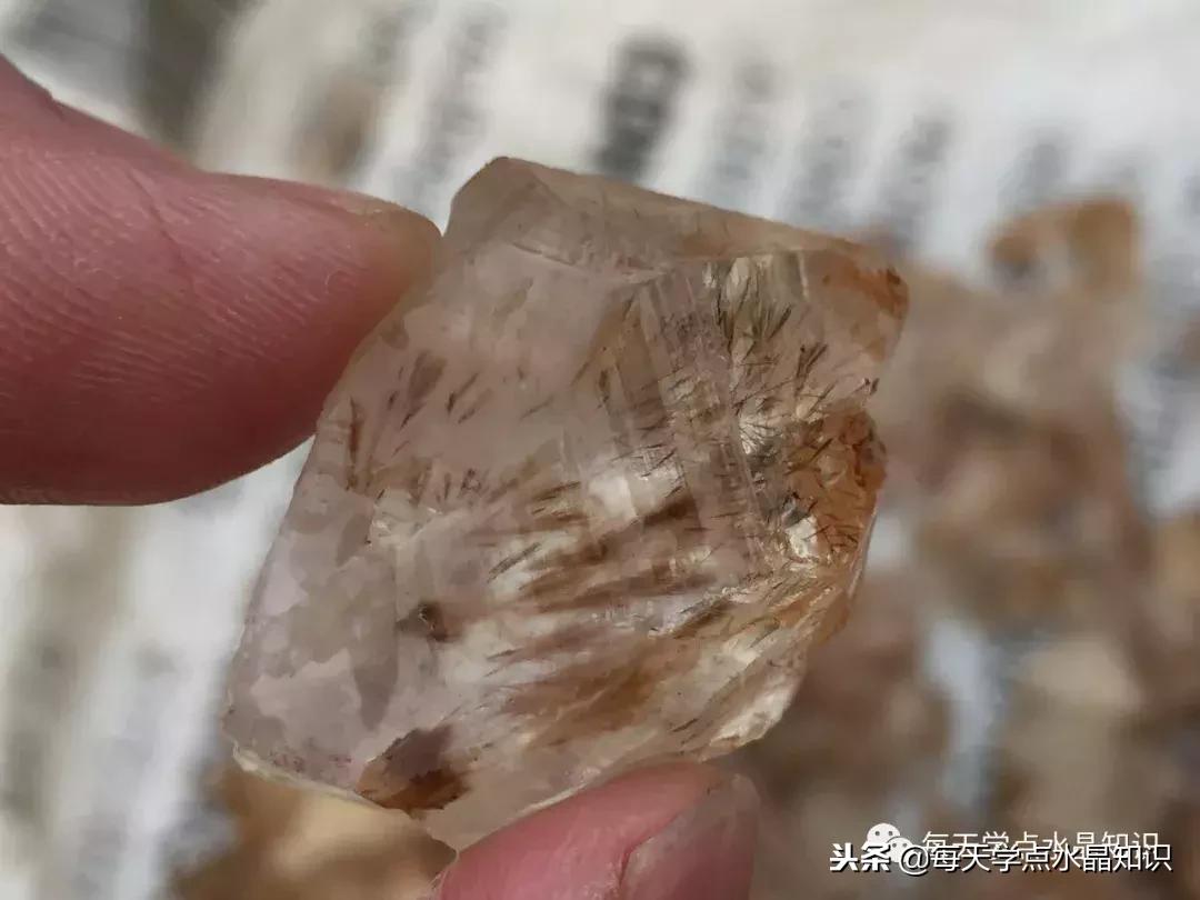 天蒙蒙亮赶个早市看一看天然水晶毛料市场