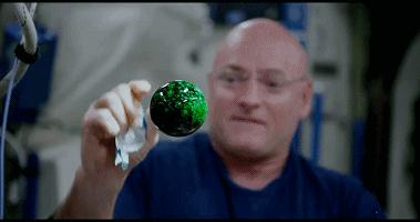 人类的本能反应如：打嗝放屁，在太空中可能都会引发致命灾难？